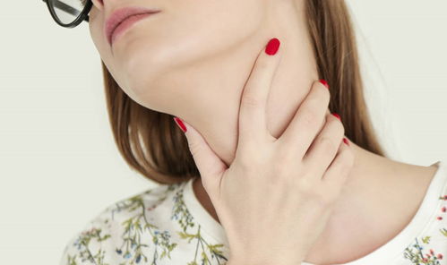 喉癌-声音嘶哑三个月当咽炎治，喉科医生让做喉镜发现了声带白斑