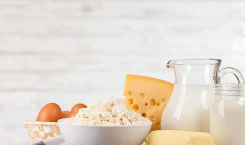 全脂牛奶和脱脂牛奶，减肥的人应该选哪个