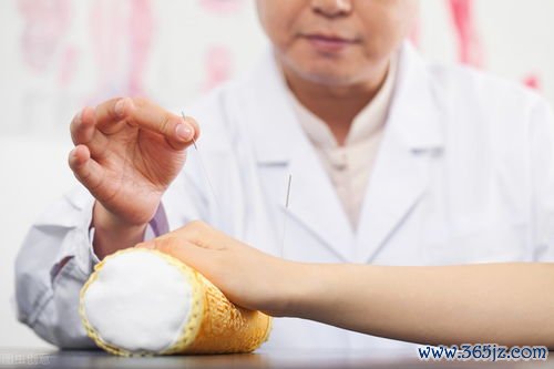 舌苔厚腻大便粘马桶，这是湿气重的典型信号